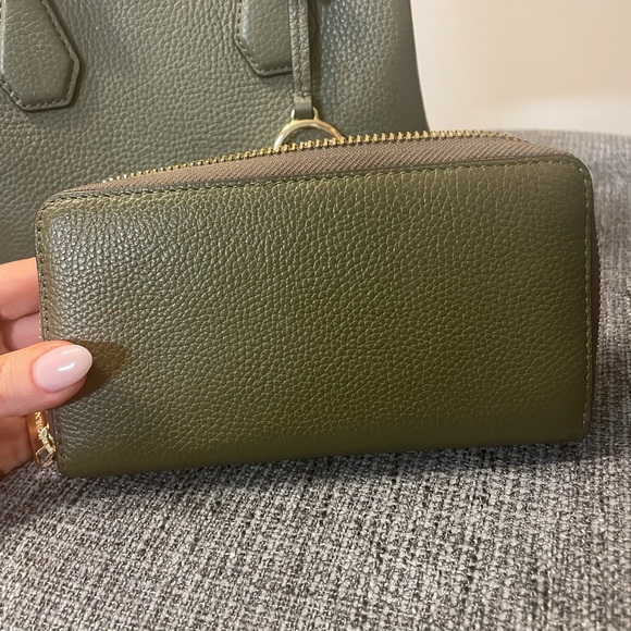 Olive green Michael kors bag! Perfect for spring! - Picture 11 of 14